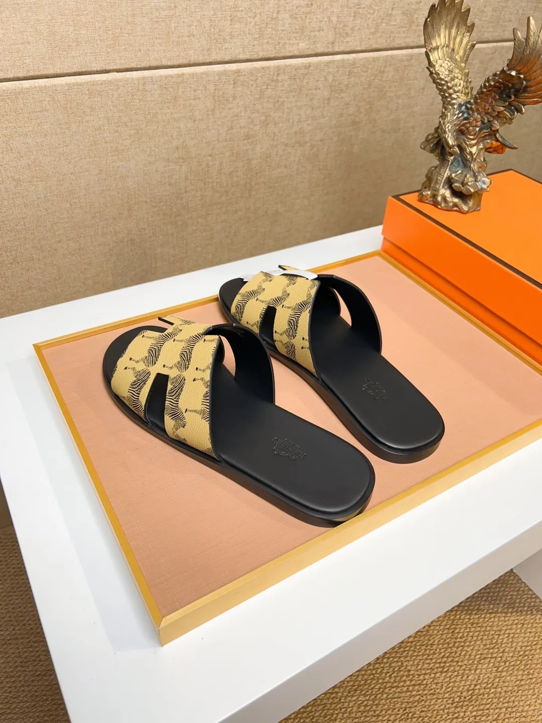 Men's clothing and shoes 💰280 💅💅💅 new arrival. Hermes Hermes official website latest counter synchronized new oran color leather H slippers, the original Paris version flew back to the original model and opened the mold to make it perfectly🍌The highest quality Sincerity, you can enter and leave the counter at will [Deyi] The upper is made of original customized  colored palm prints, crocodile print, ostrich print, colored cow leather, colored cow suede, 🤔 horse hair, 🥳 colored diamonds, 🥰 3D printing, and other genuine leather slippers, imported cow pattern foot pad lining, Italian  latest original genuine leather combination outsole Code number: 38-48 (customized at 46.47.48) Can be made into picture combination sole with genuine leather pattern and ordinary molded outsole